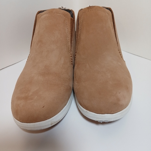 OluKai Tan and White Manu Hope Chukka Boots - Picture 2 of 11